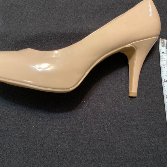 Shoes, tan patent leather heels - Picture 4 of 4